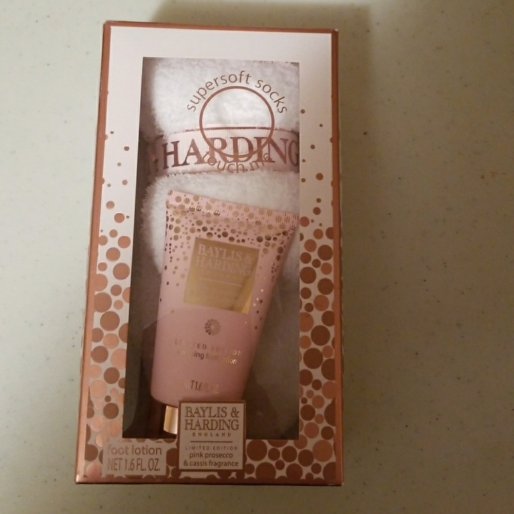 BAYLIS & HARDING SOCKS AND SOOTHING CREAM